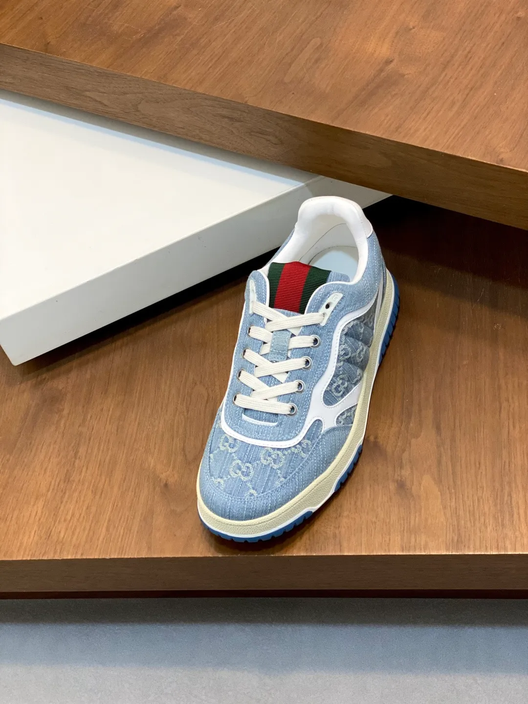 Men's Shoes 💰660 𝐆𝐮𝐜𝐜𝐢 𝐑𝐞-𝐖𝐞𝐛 As the first sneaker created by Sabato De Sarno for Gucci, the Re-Web series reinterprets the brand's classic stripes and sets off the modern silhouette design with bold and unique details. These shoes are crafted from white leather. This new sneaker is ingeniously decorated with many of the brand's classic details, and is equipped with a bright red and green webbing tongue, which will make people fall in love at first sight. White leather treated with a special process for softness and luster, with an embossed grainy texture. Script Gucci logo and interlocking G web label with Interlocking G and script Gucci logo. Rubber outsole with interlocking G detail eyelets. Web tongue. Size: 39-44 (customized for sizes 38 and 45)